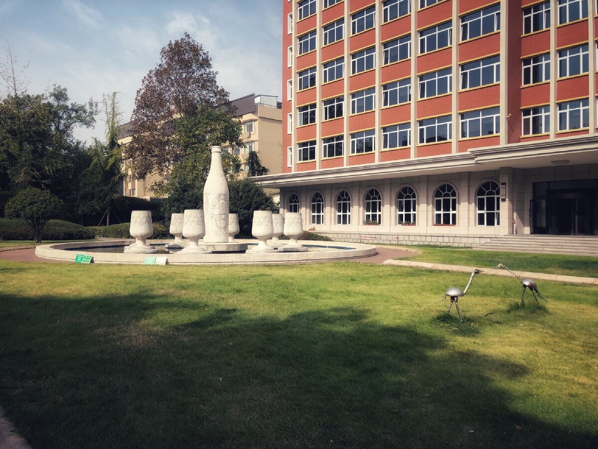 Неподалёку от входа наблюдается фонтан в виде бутылки и рюмок, настраивая посетителя на определённый лад