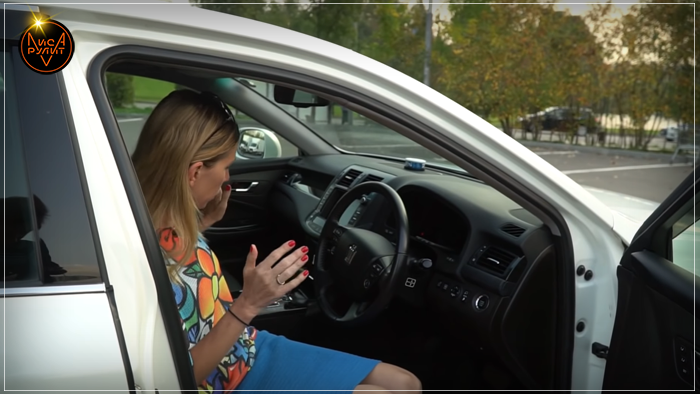 Лиса Рулит. Салон Toyota Crown Athlete 2009