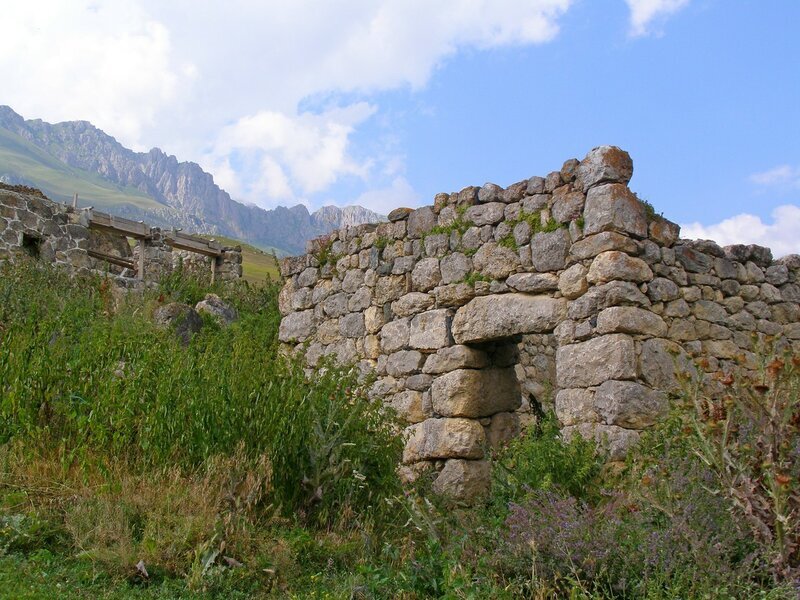 Селение единоличника 5 букв. Луар Осетия. Северная Осетия село Кемерти. Селение Ольгинское Северная Осетия кладбище.