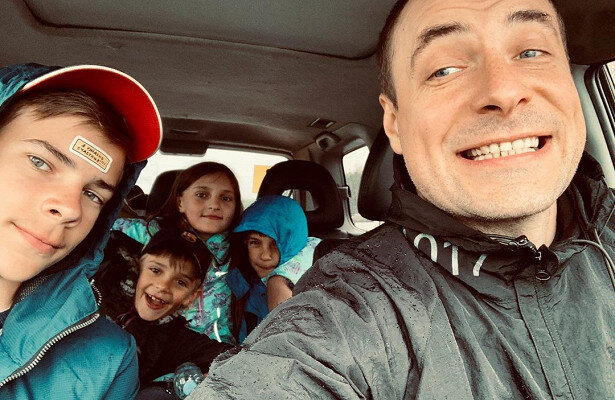 Как живётся брошенной Ирине Леоновой и её 7 внебрачным детям от актёра Цыганова?