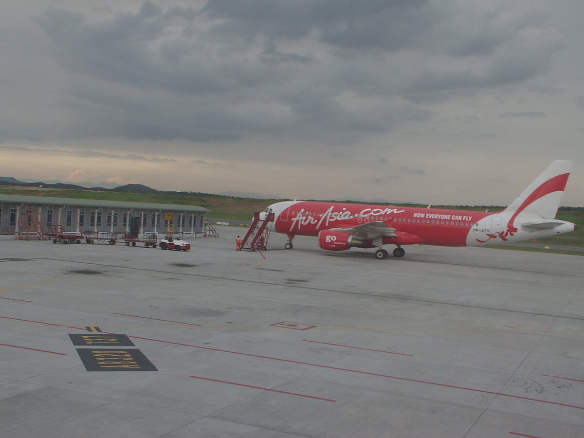 Самолет Air Asia в аэропорту Куала Лумпура
