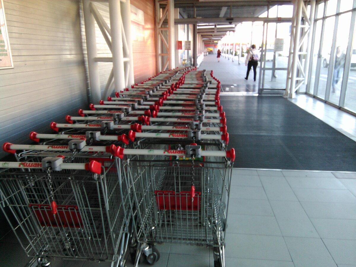 тележки возле Ашана.