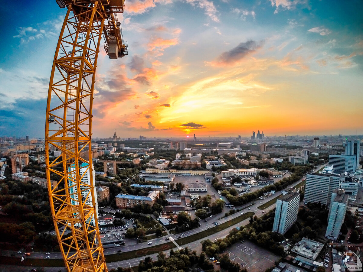 Кран москва. Вид из башенного крана. Башенный кран Москва Сити. Кран сверху. Стройка строительные краны верх.