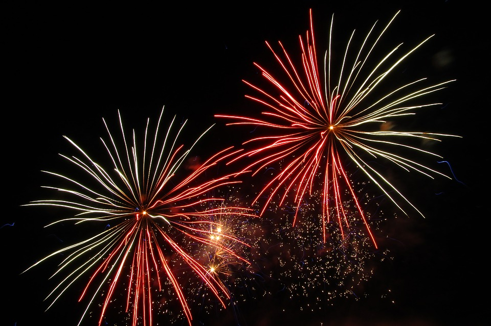 https://pixabay.com/ru/photos/фейерверк-красный-золото-ночь-3588666/
