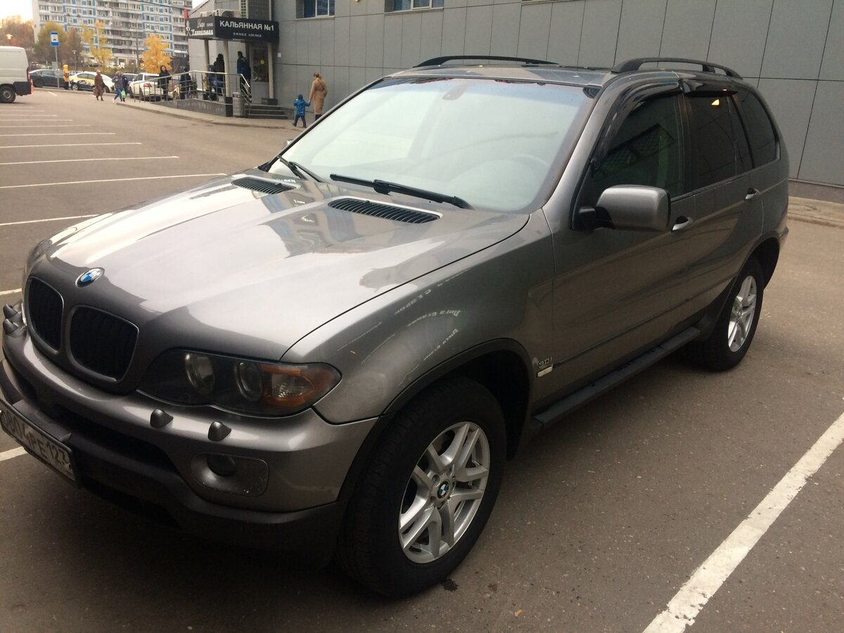 Совсем недавно стал обладателем автомобиля BMW X 5 в кузове е53. Краткое описание авто: двигатель бензиновый, 3 литра, 231 л.с. , полный привод, 2005 г.в. Прочитал очень много отрицательных отзывов: что очень ломучий, капризный и дорогой в обслуживании. Наверное мне повезло, потому что я купил его у друга с очень небольшим пробегом в 162 тыс. км. Да, я считаю, что для такой машины это не пробег. Вот уже два месяца я наслаждаюсь ездой. Как же приятно находиться за рулём этого прекрасного автомобиля. А как он едет по трассе-это сказка. На трассе все тебя пропускают, относятся с уважением. Но я и сам не хам на дороге, тоже всех пропускаю. Автомобиль с красивой панорамной крышей и люком, кожаным салоном. Я могу еще много про него рассказывать. Хочу посоветовать людям, которые хотят купить этот автомобиль! Берите его! Конечно не на последние деньги потому что это не эконом класс, а премиум. И перед покупкой хорошо его проверяйте и будет Вам счастье! Этот автомобиль для настоящих мужчин. Не хочу никого обидеть. 