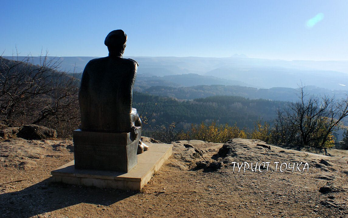 Памятник лермонтова в москве у красных ворот. Метро красные ворота москва памятник лермонтову. Памятники лермонтову в петербурге презентация. Когда смотришь на памятник лермонтова. Когда смотришь на памятник лермонтова.