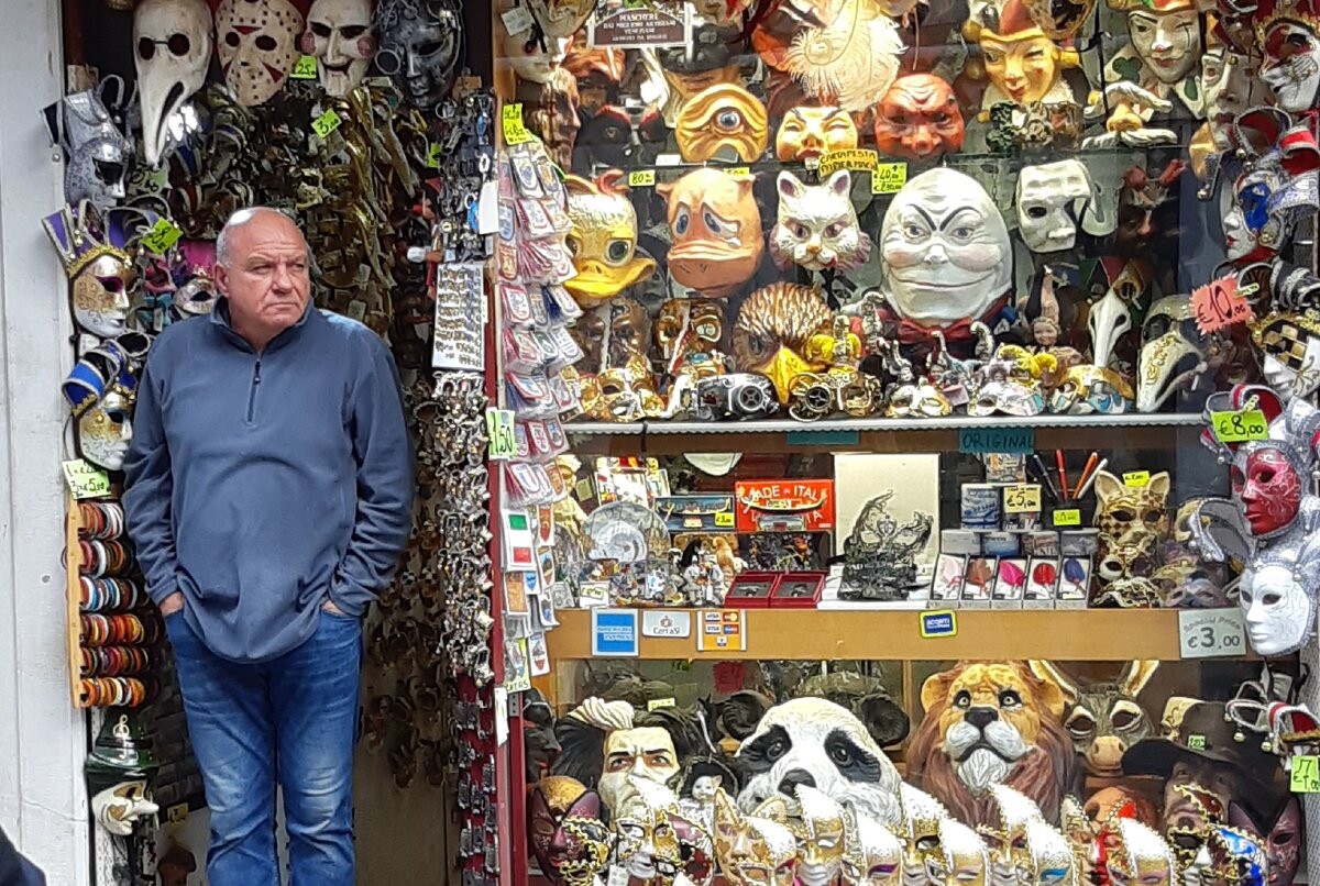 Продавец масок в Венеции