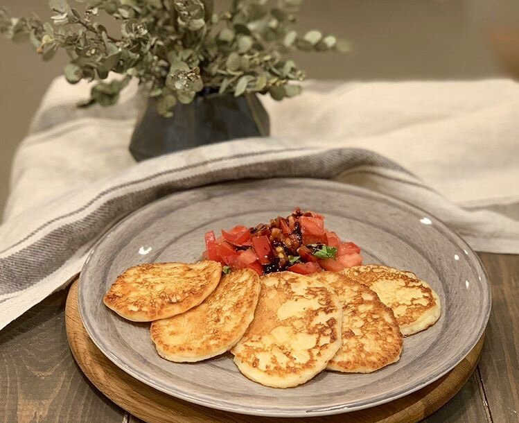 Сырные оладьи с сальсой из помидоров