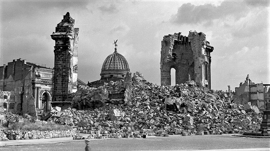 Развалины Фрауэнкирхе. После воздушного налета 1945 г. и последовавшего за ним огненного смерча Фрауэнкирхе стояла еще один день и затем обрушилась вовнутрь, так как песчаник не выдержал высоких температур. Позади виден купол Академии изобразительных искусств