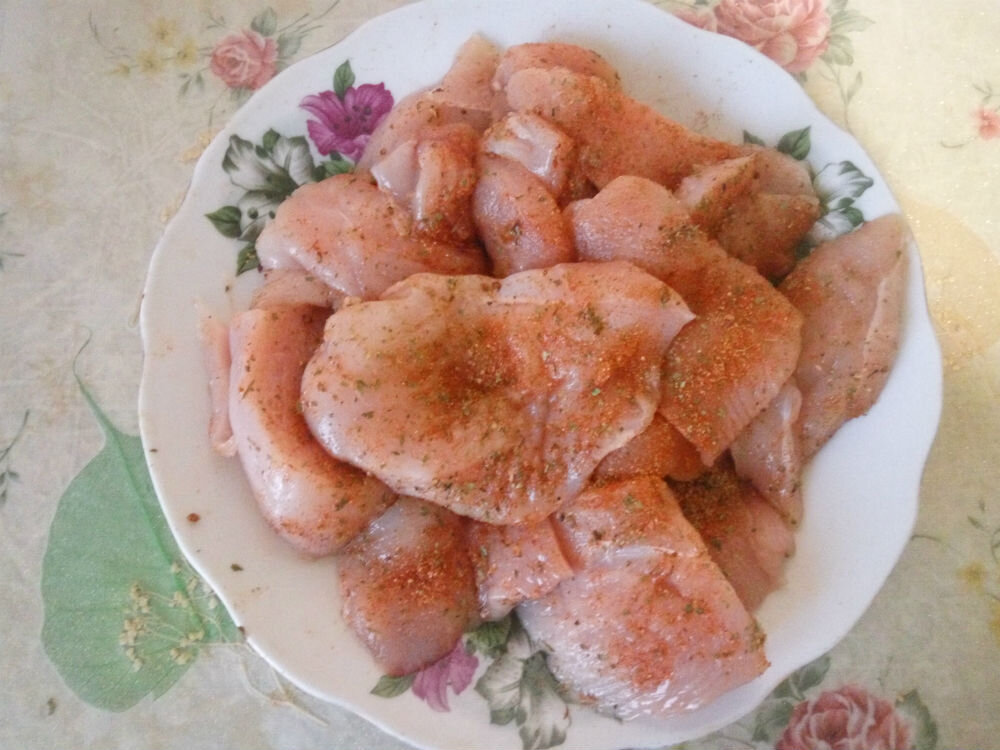 Размер кусочков выбирайте на свое усмотрение, маленькие будут готовы быстрее.