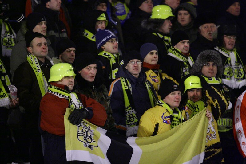 На трибуне "желтомаечники" и АРИБУХАИ