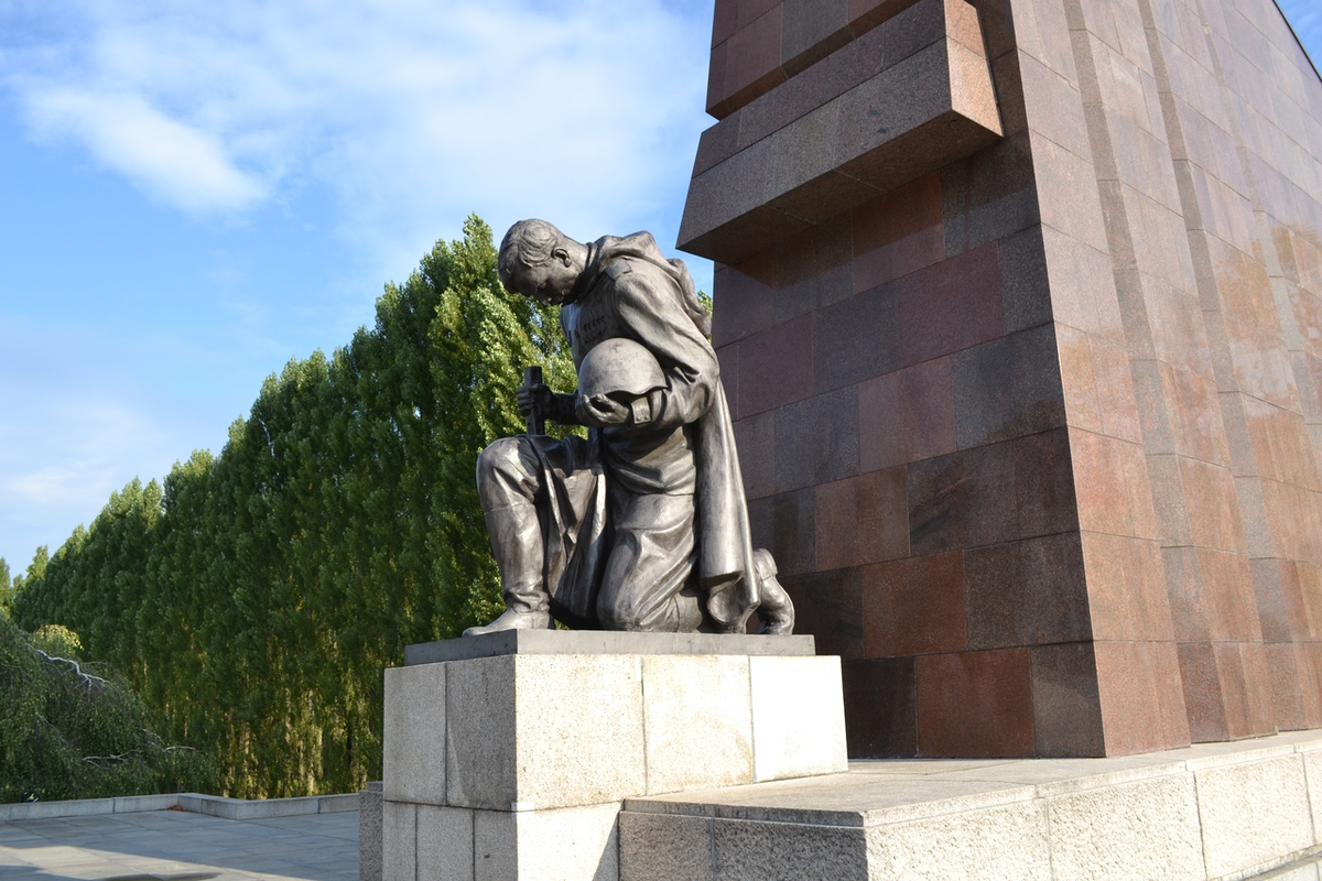 Слава героям в берлине. Памятники воинам освободителям 1941-1945. Памятник Алеше в Трептов парке. Мемориал воину-освободителю (Кемерово). Возложение в Трептов парке Берлин 2023.