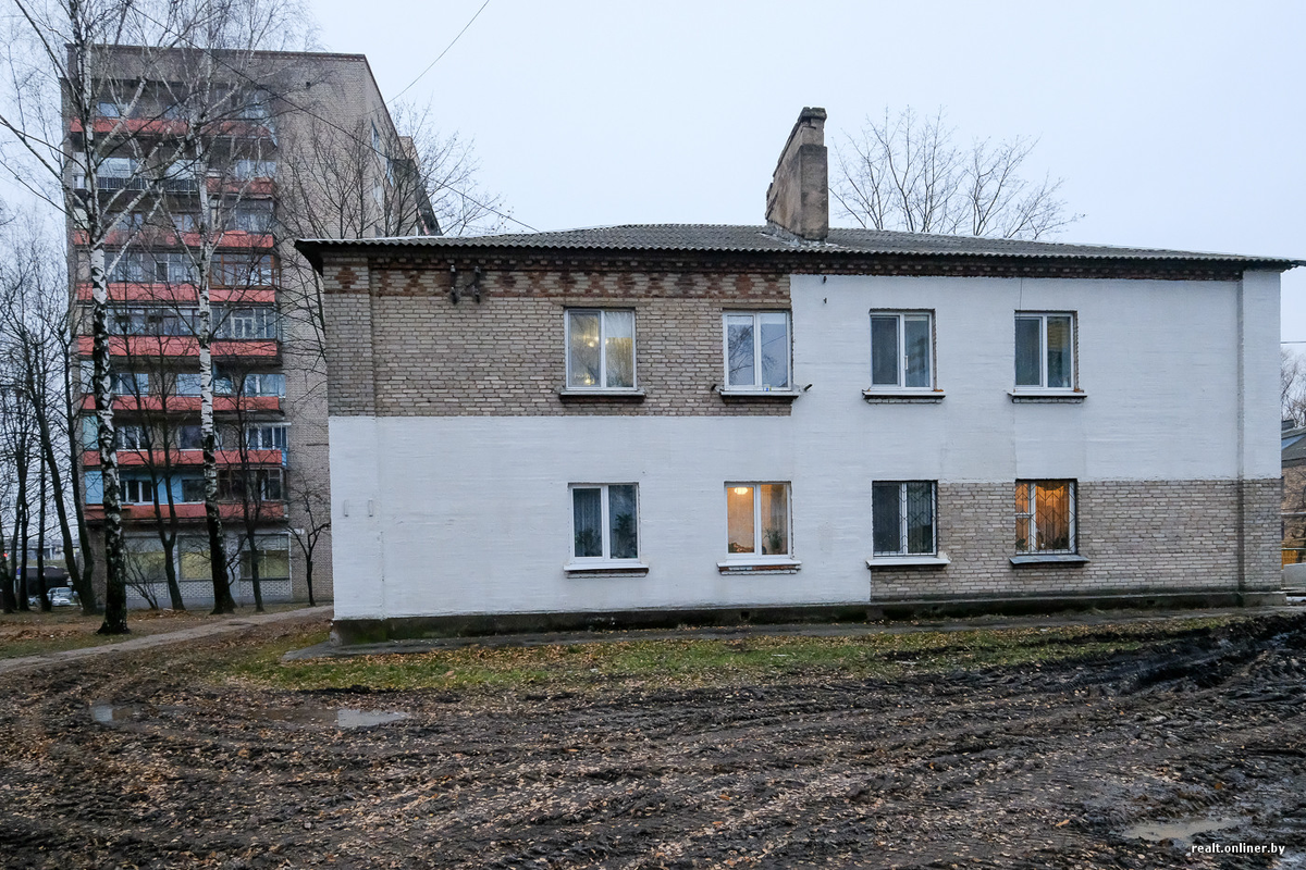 И такое двухэтажное чудище строили в 60-х годах 20-ого века. А на заднем плане усовершенствованная версия на 9 этажей, чтобы людей побольше вместилось.