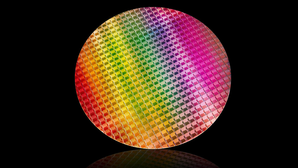 Переходя к Core i7, у нас есть две 8-ядерных и 16-поточных модели, которые продаются по 339 долларов США и 389 долларов США соответственно. Новинки также стоят дешевле, чем их предшественники 9-го поколения, примерно на 100 долларов США. Core i5 включает в себя четыре 6-ядерных и 12-ти поточных процессора, цены на которые начинаются с 179 долларов США и доходят до 269 долларов США. Эта цена в значительной степени соответствует цене Core i5 текущего поколения, но стоит отметить, что Core i5-9400, который продается по цене 179 долларов США, не имеет гиперпоточности, в то время как эти модели имеют.
Наконец, у нас есть четыре ядра под наименованием i3, которые имеют 4 ядра и 8 потоков. Цены начинаются со 129 долларов США и заканчиваются 179 долларами США. Стоит отметить, что некоторые из этих моделей имеют спецификации, которые соответствуют флагманским версиям Intel предыдущих поколений. Они продавались по цене более 300 долларов США, в то время как конкуренция снизила их цену в более чем два раза.

