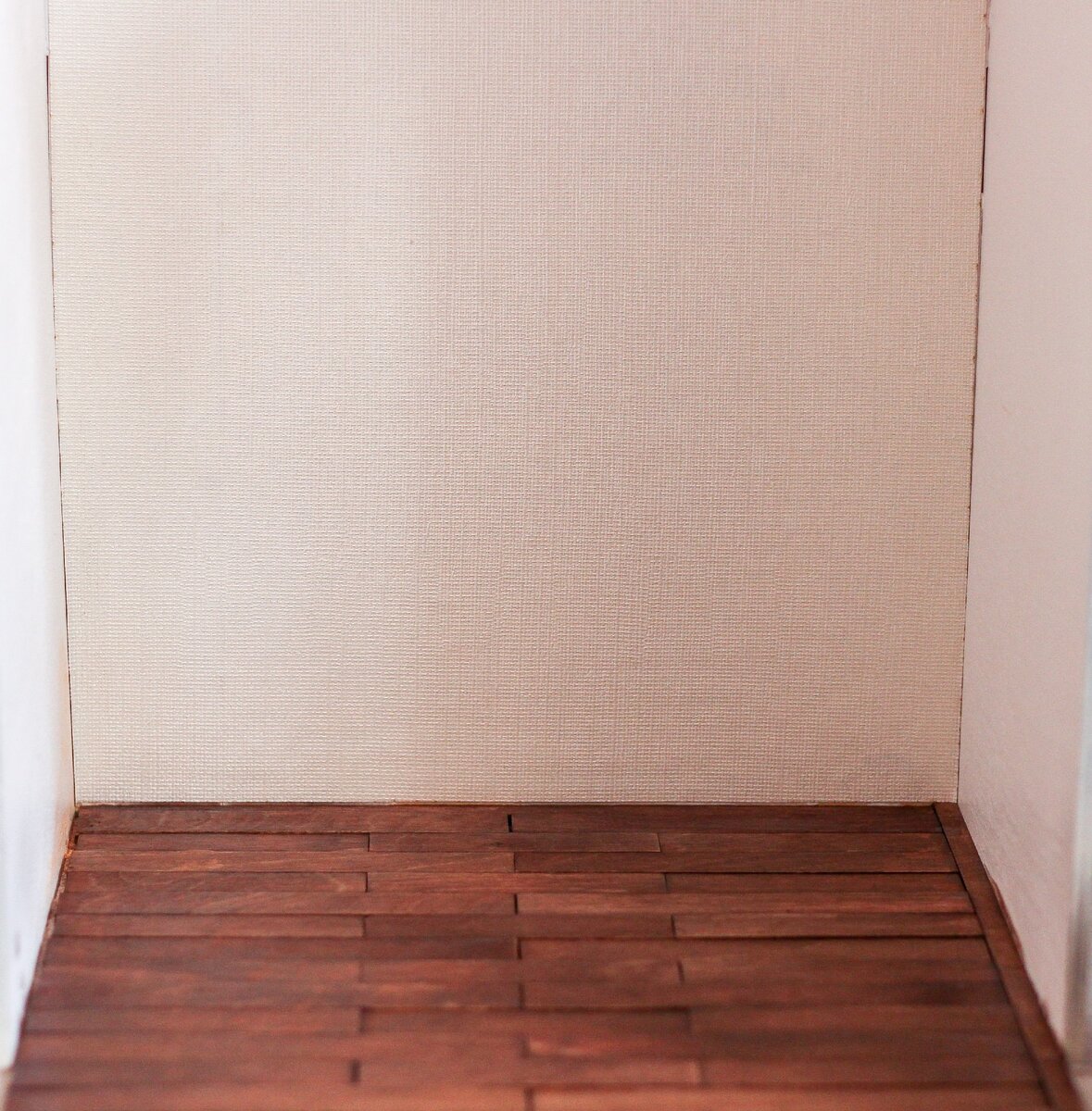 Как полагается ремонт начат с поклейки обоев и смены полового покрытия)