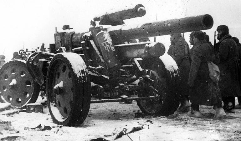Брошенное немцами  при отступлении дальнобойное орудие для обстрела Москвы..