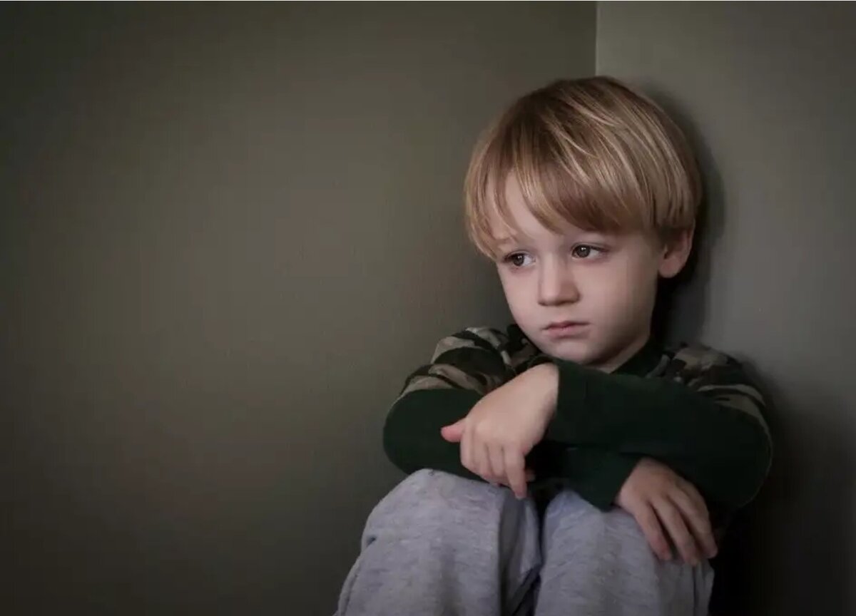 Sad kid. Замкнутый ребенок. Грустный мальчик. Расстроенный ребенок. Депрессия у детей.