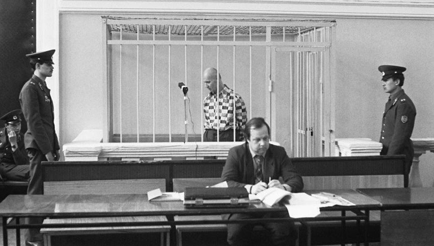 Суд над Андреем Чикатило (на переднем плане — Марат Заидович Хабибулин) (1992 год)