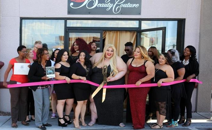 Торжественное открытие первого в мире салона для женщин размера Плюс