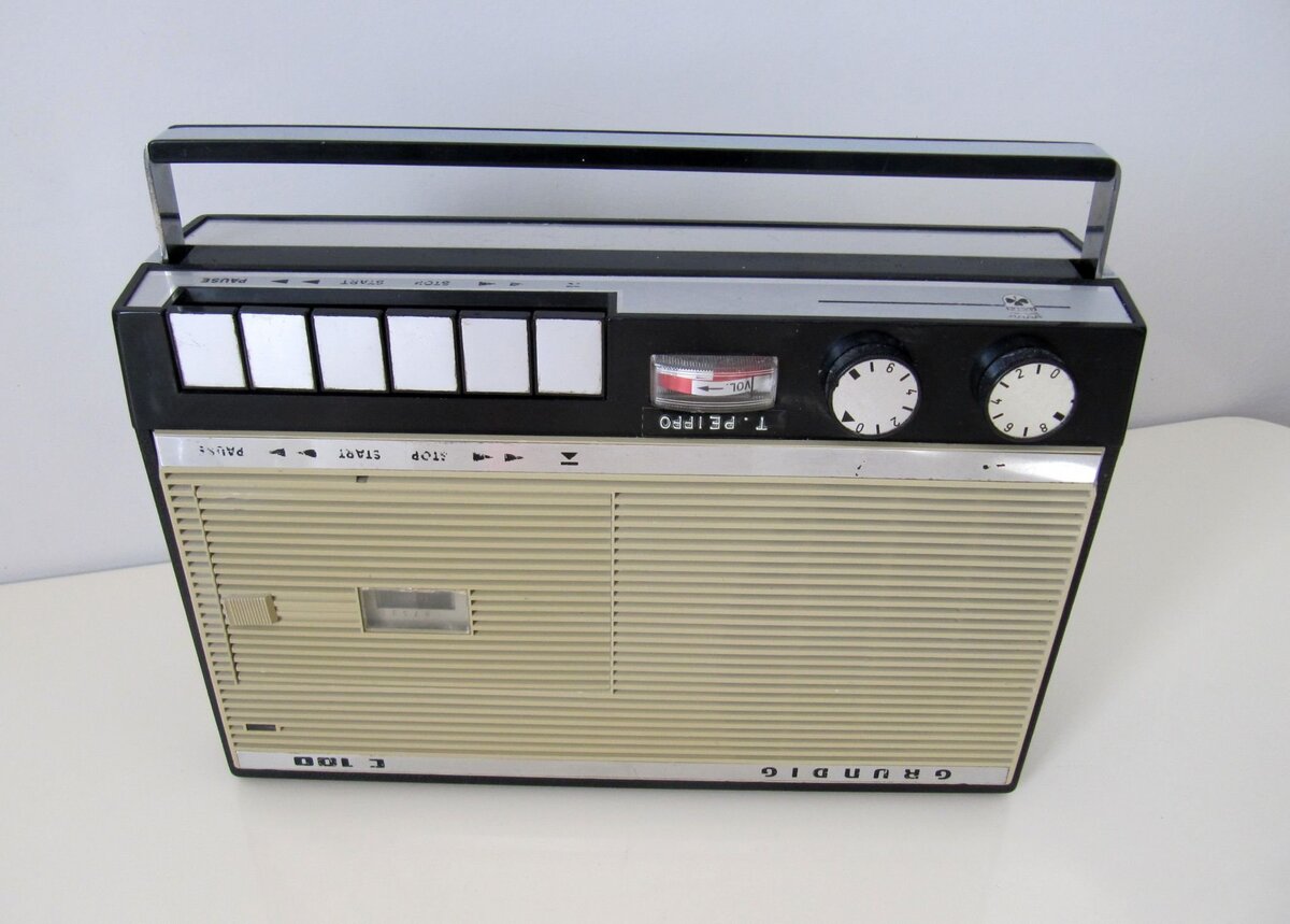 Портативный кассетный магнитофон Grundig C100, который выпускался  с 1965 года по 1967 год