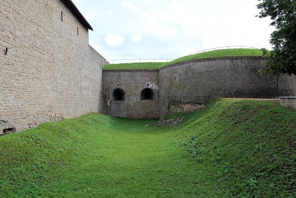 ров вокруг монастыря. каунас 1 форт. глубокий ров. ров. корпус конде.