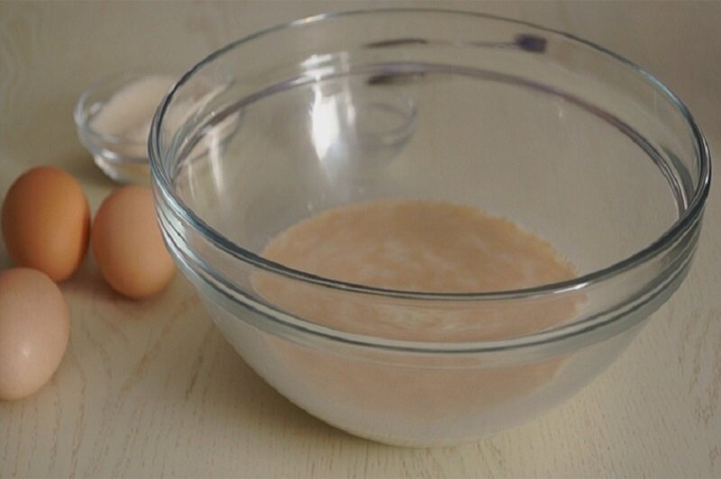 Подогрейте молоко. Растворите в нем дрожжи и 1 ч.  л. сахара. Добавьте 2–3 ст. л. муки. Перемешайте все ингредиенты и дайте  настояться где-то 10 минут.    