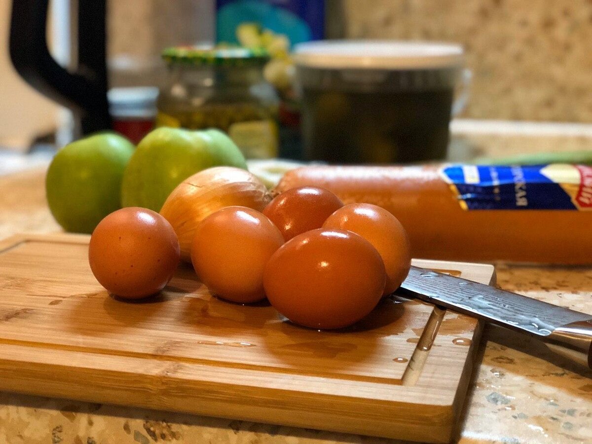 Яйца, Яблоки зеленый (Гренни), колбаса докторская (настоящая), лук репчатый, лук зеленый, огурцы бочковые солёные, зеленый горошек, майонез (Легкий)