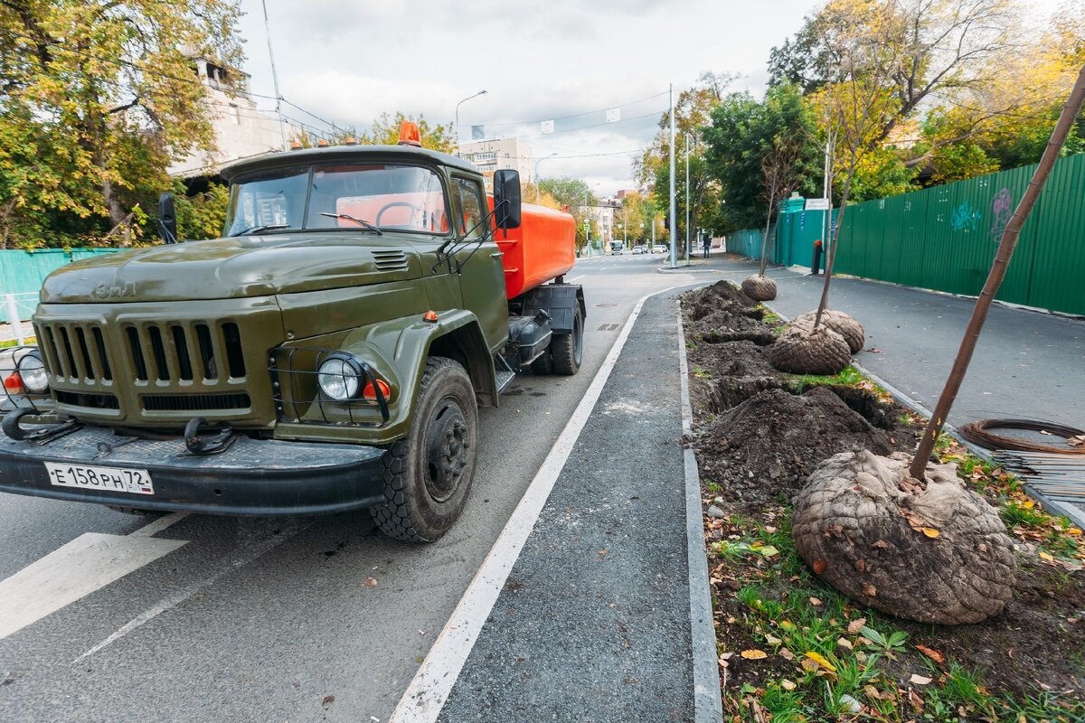 в 2020 году в нашем городе планируется высадить около 8 тысяч саженцев. Вблизи улично-дорожной сети – 6 700 саженцев деревьев на 390 участках, на озеленённых территориях – 770 деревьев на 35 объектах, в рамках акции «Классное дерево» на территории 25 школ планируют высадить около 640 деревьев. 