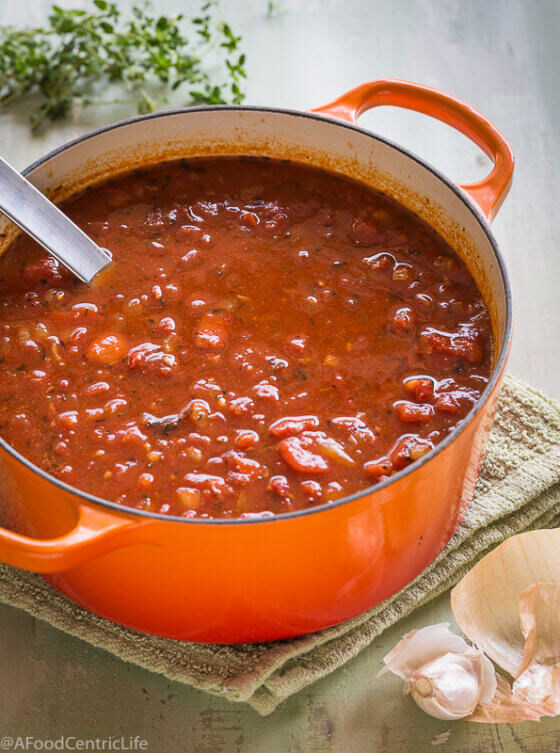 Томатный суп в кастрюле