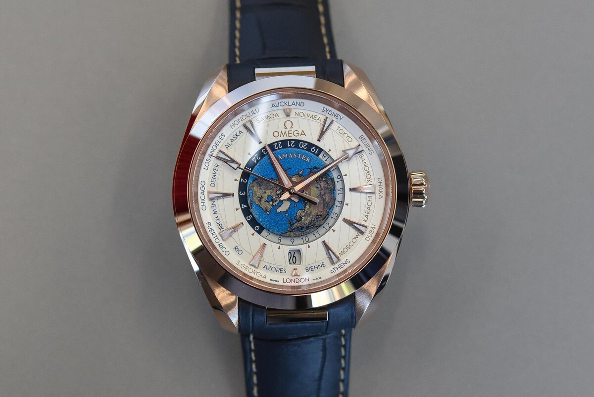  OMEGA 220.12.43.22.03.001 Seamaster Aqua Terra GMT Worldtimer — это часы, на которые, стараниями умелых мастеров, нанесена карта земного шара.