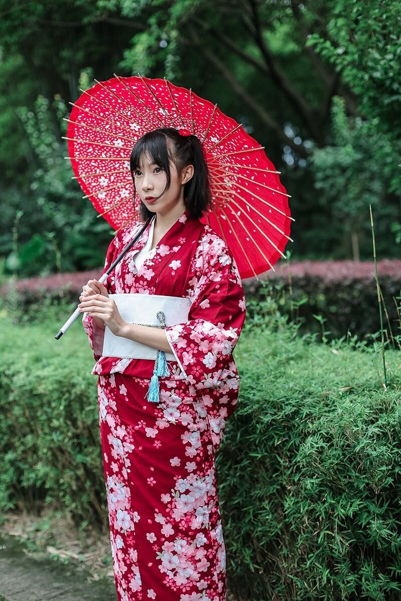 Юката (浴衣?)- японская одежда, повседневное летнее кимоно, обычно изготавливается из хлопка или синтетической ткани, без подкладки. Юкату носят как мужчины, так и женщины.