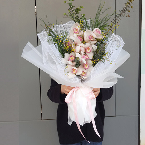 Заказать в Казани букеты орхидей можно через интернет.