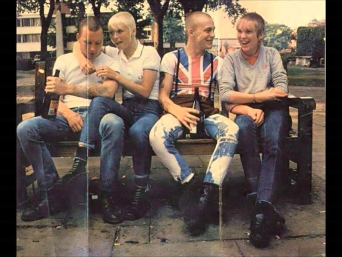Скинхеды сидят. Скинхеды 1960. Скинхеды 1995 Москва. Скинхеды Англия 80-е. Skinheads 1969.