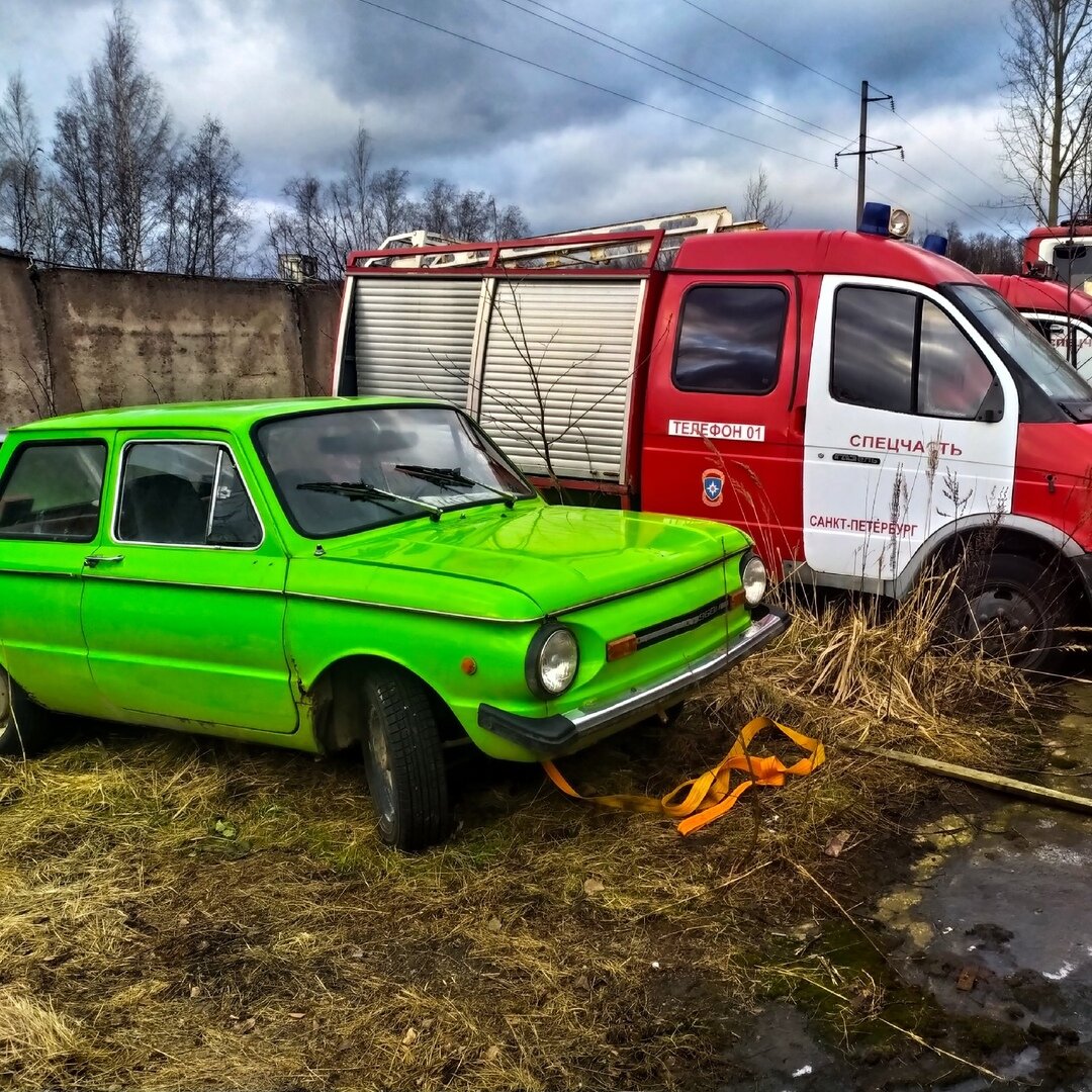 На автосервисе наткнулись на два гусеничных самоходных парома (эти вездеходы плавают!)