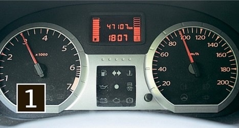 На нормальной машине это была бы 4-я передача!
Неприятно удивила коробка. Я помню, что на логане были нотки этой нездорово короткой 5 передачи, но здесь все оказалось гораздо хуже… Нет, если б это был гоночный автомобиль, например для ралли, я бы сказал, да, передаточные числа — огонь… но это семейный универсал или грузовой фургон, как смотреть. Мотор, как мы выяснили на стенде, имеет ровную полку момента. Какого фига числа так сближены? Зачем? Более того, мотор довольно мощный и столь короткая 5 передача обрывает только начавшуюся песню динамичной езды. В городе сближенные числа заставляют непрерывно "говно в ступе толочь" или "перескакивать" через передачу… В общем, выколоть глаза, а потом сжечь на костре того французского инженера, который это придумал!
За последние 30 лет не припомню столь бездарного отношения к передаточным числам, как в логановском семействе. Правило: максималка на максимальной мощности 4 передачи, а 5 — чтоб экономить бензин, ресурс и нервы… соблюдалось везде!
Замена 5-й на 0,795 или 0,756 необходима, езда по шоссе превращается в мучение…крейсерская 80-85км/ч! Причем, по-хорошему нужна именно 0,756, в этом случае разрыв от 4 (1,09) недопустимо большой, соответственно в идеале нужно и 4 менять, а этого сделать уже не получится… непонятно, что нужно было курить, чтобы 3 — 4 — 5 делать такими близкими?!