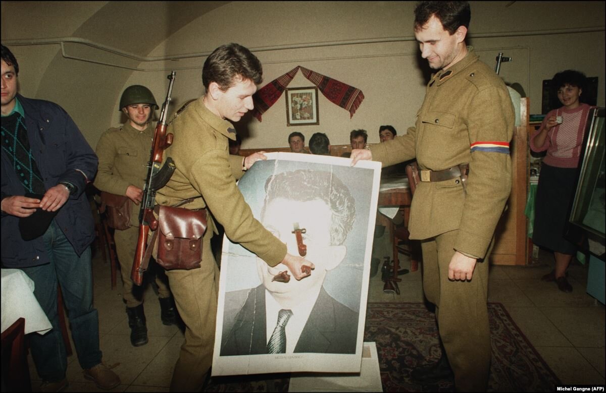 Расстрелянный николае чаушеску. Николае чаушеску казнь. Расстрелянные диктаторы. Чаушеску диктатор. Расстрелянные диктаторы.