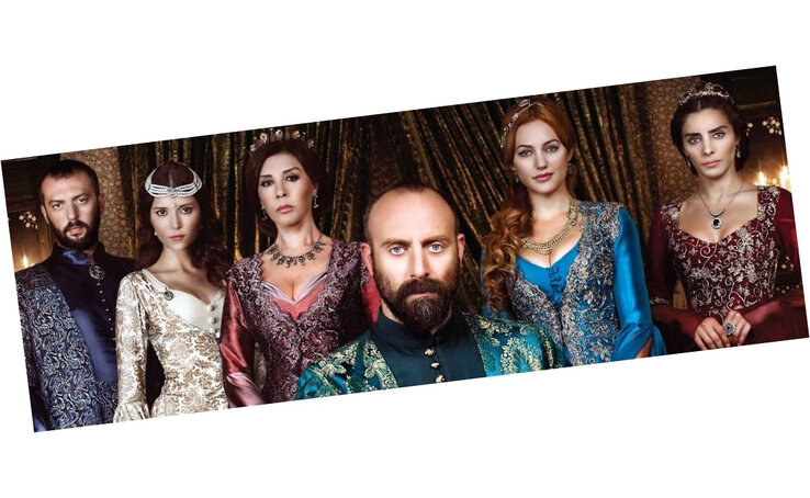На сегодняшний день самым большим спросом пользуются турецкие сериалы про султанов. Уже долгие годы сериал «Великолепный век» уверенно занимает лидирующие позиции в рейтингах и сердцах преданных поклонников. В основу сюжета положена история страстной любви султана османской империи Сулеймана Великолепного и славянской рабыни Хюррем, вошедшей в историю под именем Роксолана. Юная наложница Александра, будучи преподнесенной в дар властному и беспощадному человеку, смогла не только выжить в гареме, но и завоевать место в сердце султана. Яростно ненавидимая первой женой Сулеймана и его матерью, девушка проявила чрезвычайную мудрость и изворотливость, прошла долгий путь «по головам» дабы стать женой правителя великой империи.