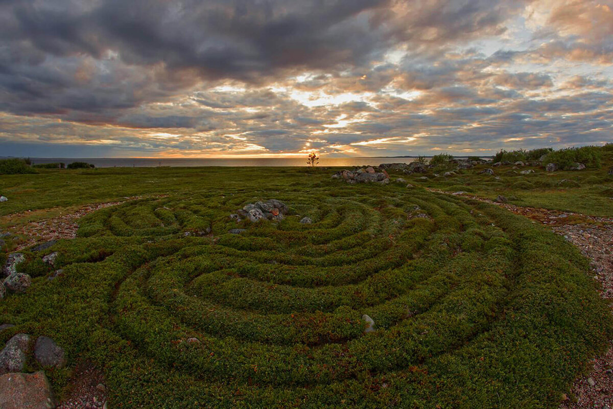 Древние сооружения можно встретить исключительно на Севере Европы. Они представляют собой сложную систему спиралевидных фигур от пяти до тридцати метров в диаметре, сложенных из небольших природных камней. Как правило, лабиринты расположены на островах, полуостровах и в устьях рек. 
На территории Карелии было обнаружено три лабиринта: один в Чупинском заливе и два на архипелаге Кузова. Строительство загадочных каменных цепочек большинство ученых относят к пост-ледниковому периоду и датируют 3-2 тыс. годами до нашей эры.

При строительстве лабиринта, очевидно, сначала вырисовывалась спираль против часовой стрелки, далее выбиралось во внешнем круге место, где должен был быть вход в будущий лабиринт и только затем производились собственно строительные работы. Концевые завершения линий усиливались большими валунами. О том, кому нужны были витиеватые приземистые сооружения, археологи спорят уже около ста пятидесяти лет. Бытуют легенды, рассказывающие о воротах в параллельный мир, которыми просто нужно уметь пользоваться. Многие исследователи, пытающиеся познать тайный смысл древнего строения, пришли к мысли о культовом значении объекта, речь в данном случае идет о культе мертвых. Считается, что Лабиринты могли символизировать трудный и опасный проход от жизни к смерти, когда душа покойника бродит по местности, не зная, как «пройти» в обитель покоя. Подобный объект олицетворяет собой путь бестелесного духа, который стремится «уснуть» в вечных объятиях своих предков. По слухам, в центре круга под покровом ночи здесь можно увидеть туманный силуэт, парящий над землей, который плавно следует вдоль лабиринта.