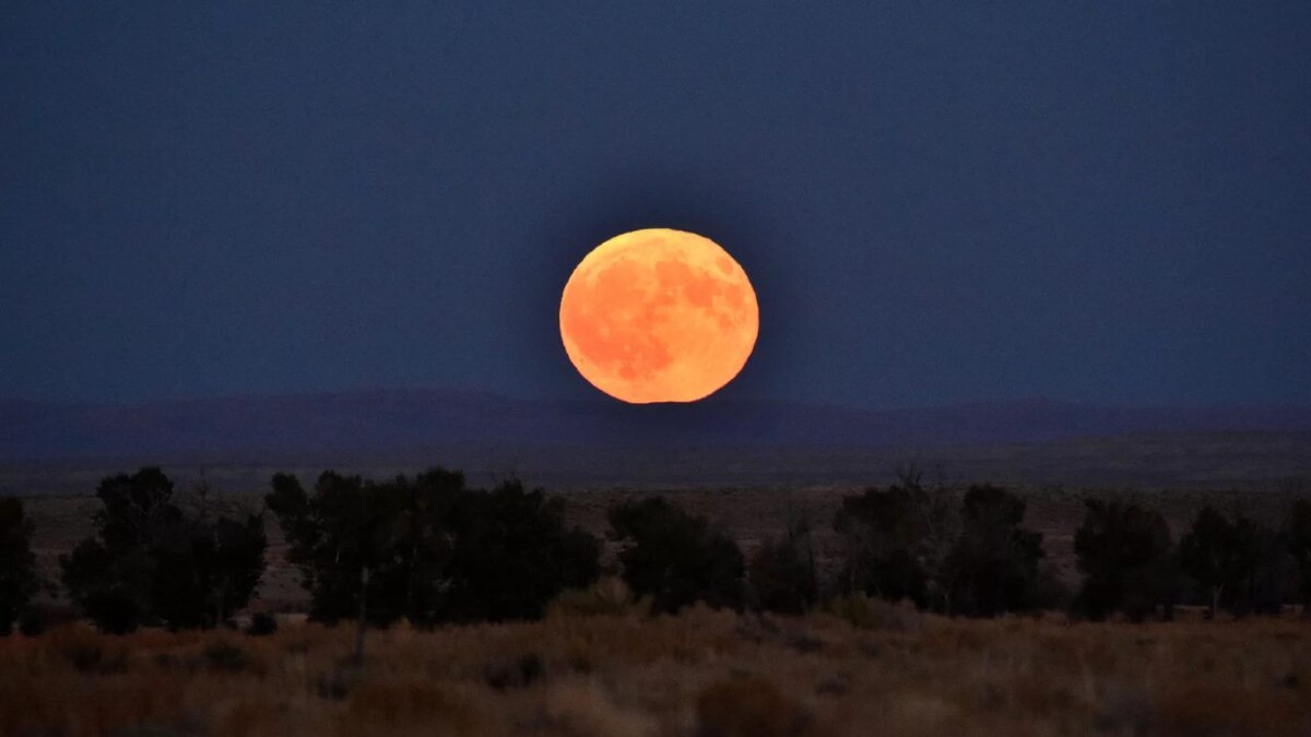 Молодая Луна поднимается над Национальным заповедником дикой природы Seedskadee в Вайоминге, 16 сентября 2016 года. Авторы и права: USFWS.