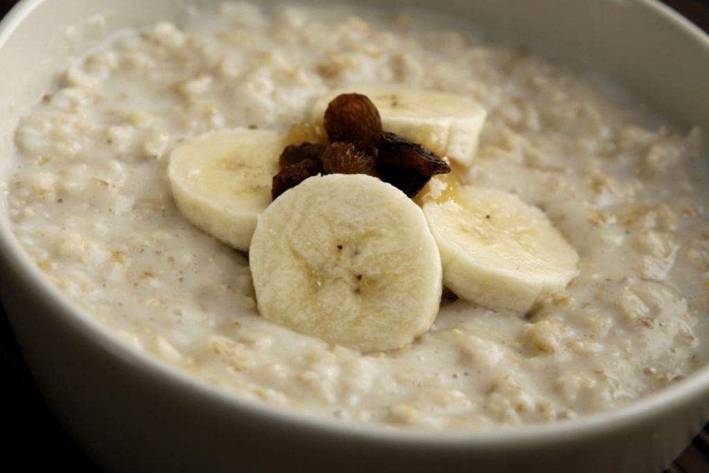 Овсянка - это источник огромного количества энергии. Он содержит бета-глюкан -  густое липкое волокно, которое помогает человеку дольше чувствовать себя сытым, а также снижает уровень холестерина.