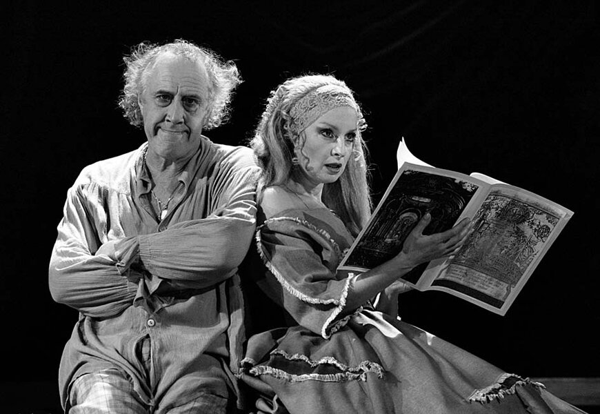 Анна Алексахина (справа), выступление в театре