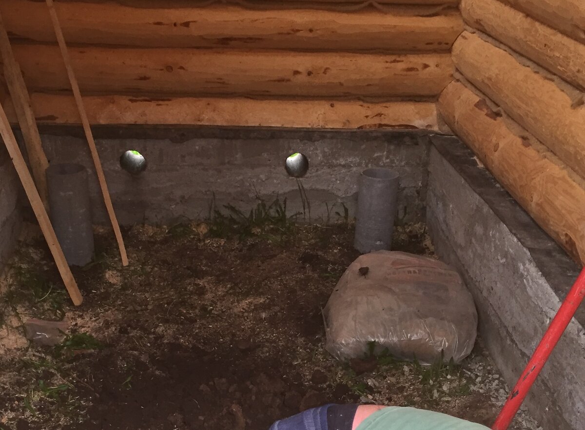 Фото: в пробуренные отверстия устанавливаем нарезанные асбестоцементные трубы.