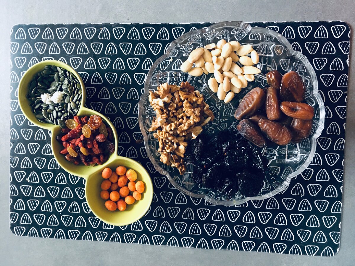 Все эти вкусности можно съесть в большом количестве, глядя на экран телевизора