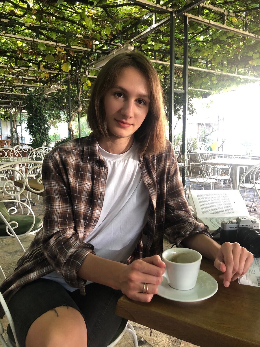 Автовокзал в Будве. Не очень я люблю в блоге светить своим лицом, но других фоток с вокзала не осталось