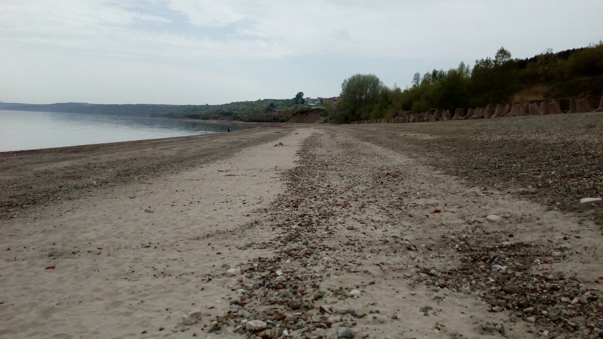 Архив 2019.  Винновский пляж, вода отошла значительно, на заднем плане видны конструкции береговой защиты ( тетраподы).