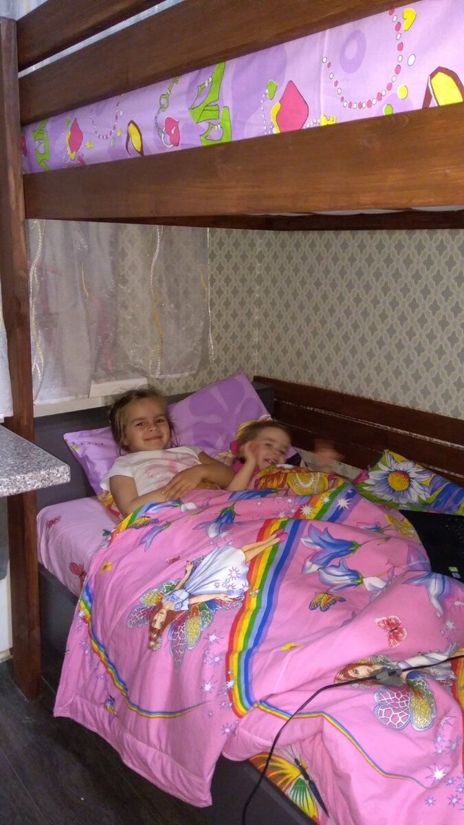 двухуровневая детская кровать.