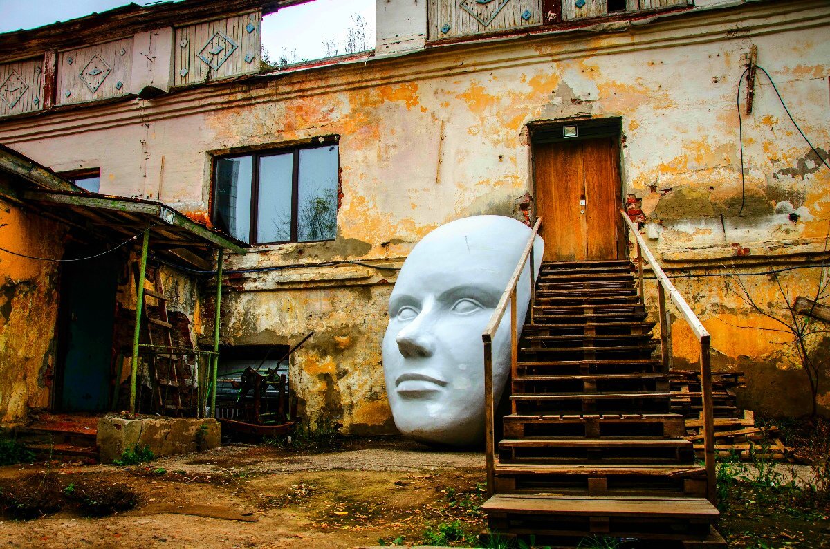 заброшенная фабрика алафузова казань. гладилова 55 казань фабрика алафузова. казань странные здания. зилант казан парк тысячелетия. дракон зилант казань памятник.