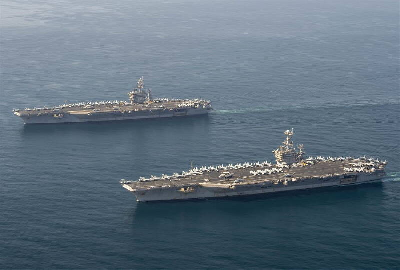 Авианосцы «Дуайт Эйзенхауэр» (на переднем плане) и «Гэрри Трумэн» в Аравийском море 18 марта 2020 года