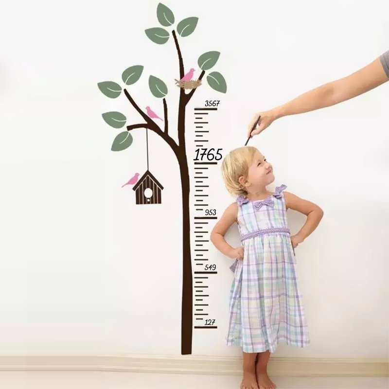 Ребенок растет ведомым. Низкий мальчик. Ребенок меряет рост. Ребенок растет ведомым. Девочки меряют свой рост.