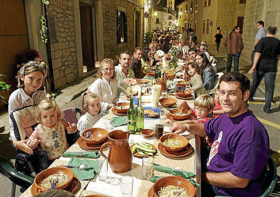 Снится застолье много. Семейное застолье. Семья за праздничным столом. Испанская семья за столом. Итальянская семья за столом.